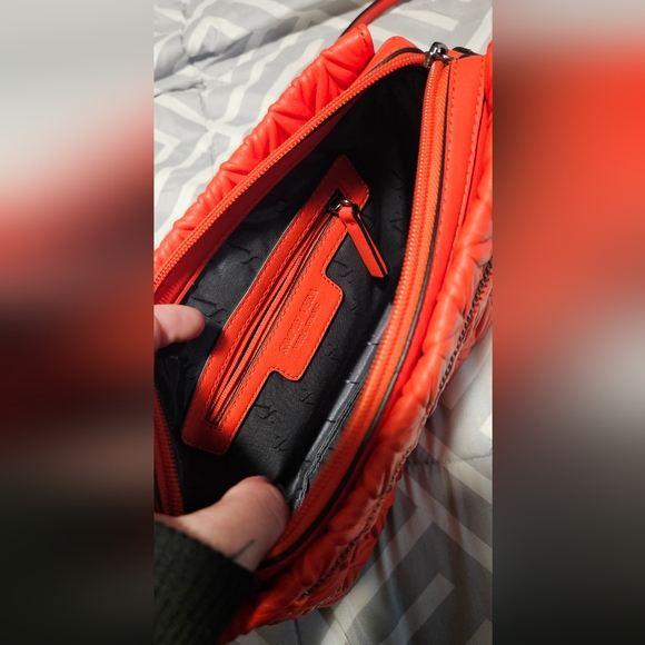 Vera Wang Faux Leather crossbody purse - Picture 3 of 8